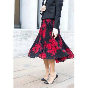 H&M pleated black & red skirt size 6, lined w/ elastic waist